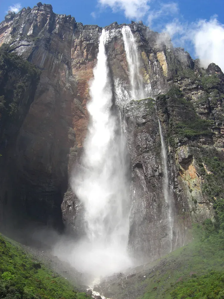 The full drop of Angel Falls down the face of Auyán-tepui, Canaima, Venezuela