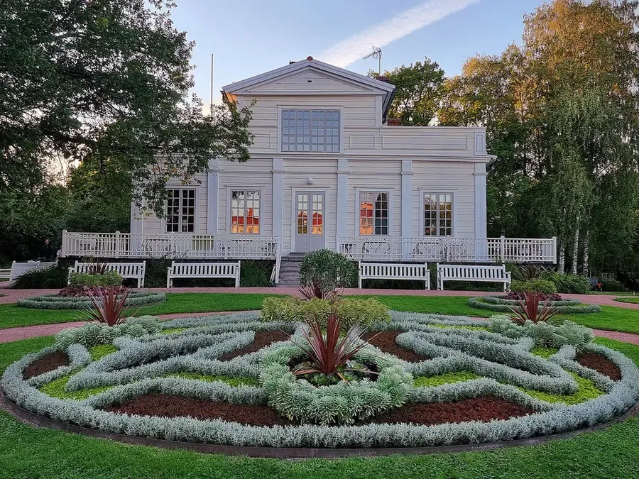 The white Annala villa and its garden in Vanhakaupunki, Helsinki