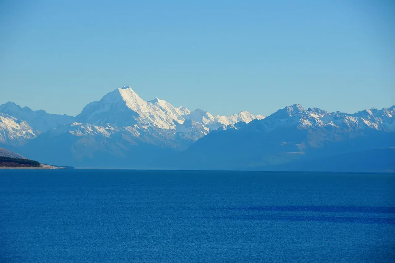 Aoraki / Mount Cook above the blue water of Lake Pukaki