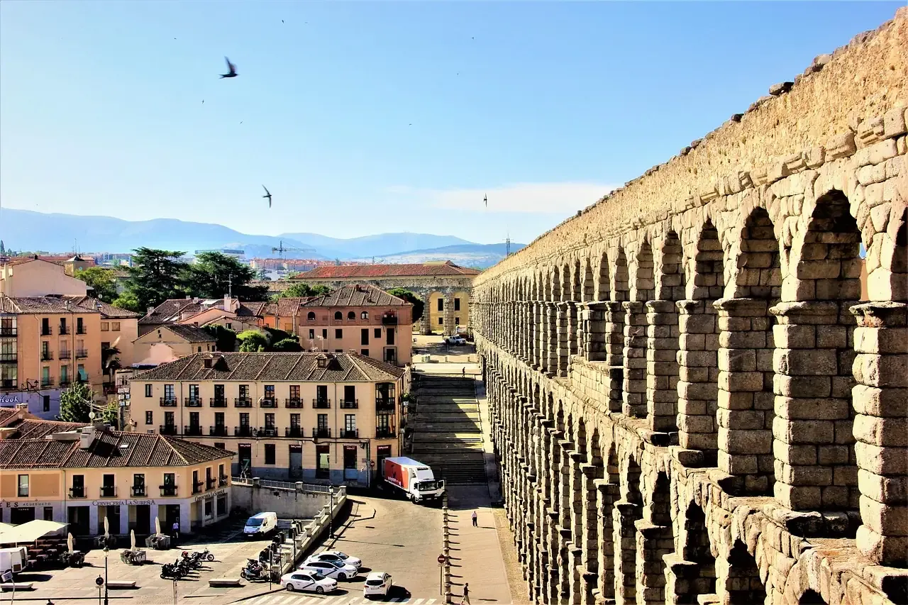 The aqueduct of Segovia crossing the square below the old town
