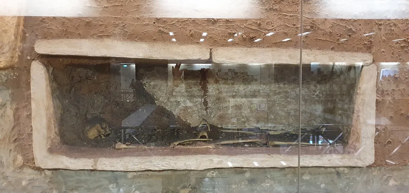 Fourth century BC grave on display in Syntagma metro station, Athens