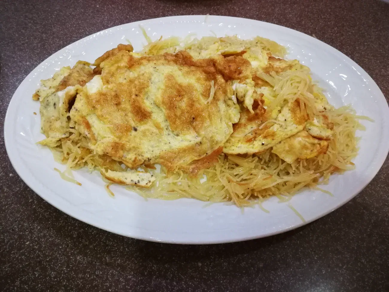 Balaleet, sweet vermicelli topped with a thin omelette