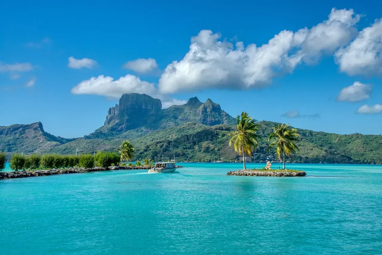The turquoise lagoon of Bora Bora with Mount Otemanu behind, French Polynesia