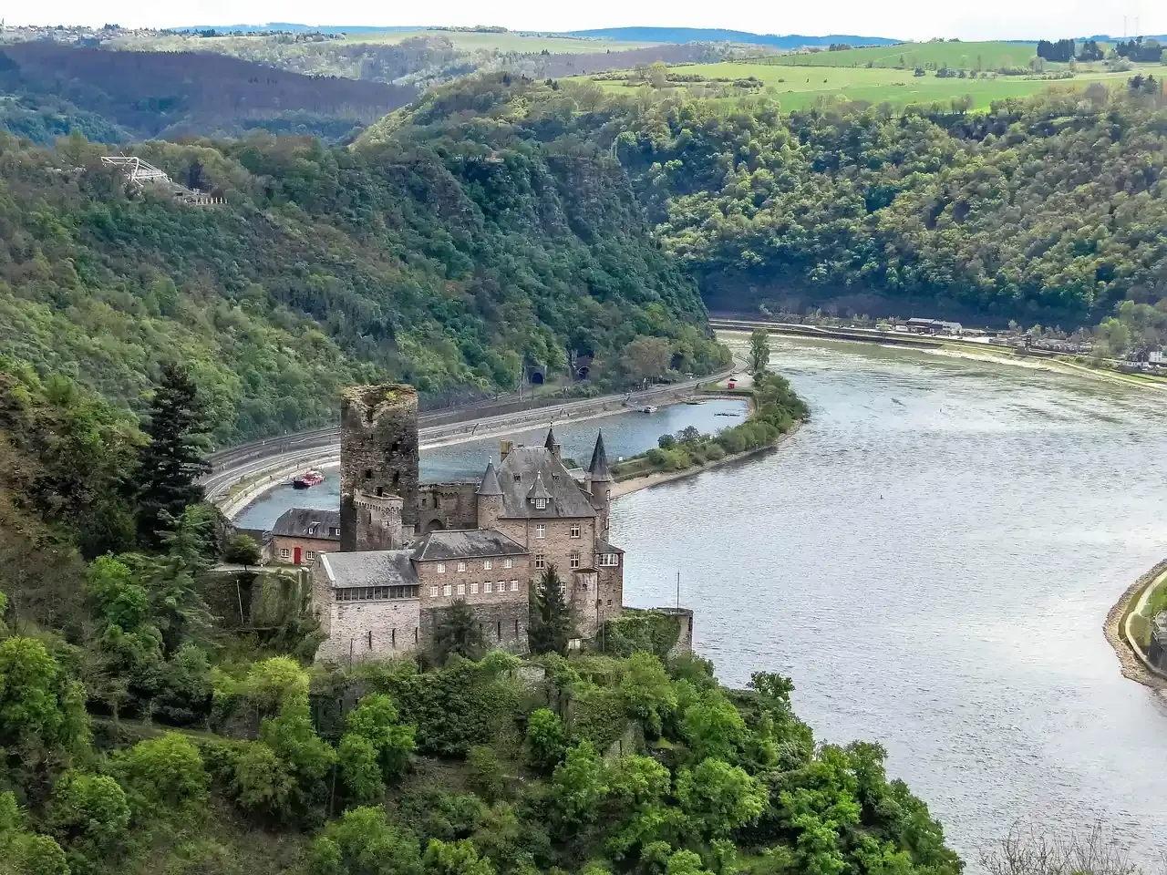 Burg Katz above the bend of the Rhine at Sankt Goarshausen