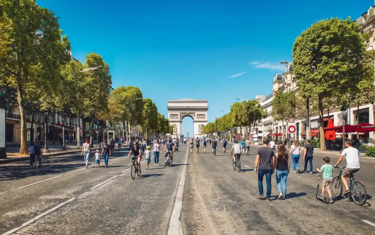 Champs-Élysées avenue with people