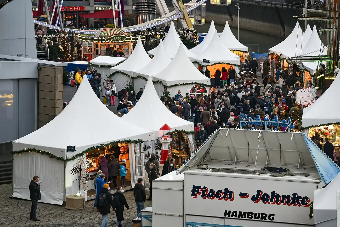 Stalls and visitors at the Christmas market by the Chocolate Museum in the Rheinauhafen, Cologne