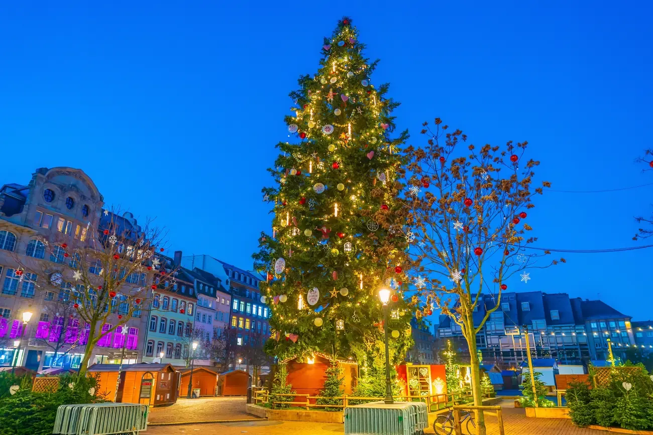 The Christmas tree and market chalets on place Kléber in Strasbourg in the evening