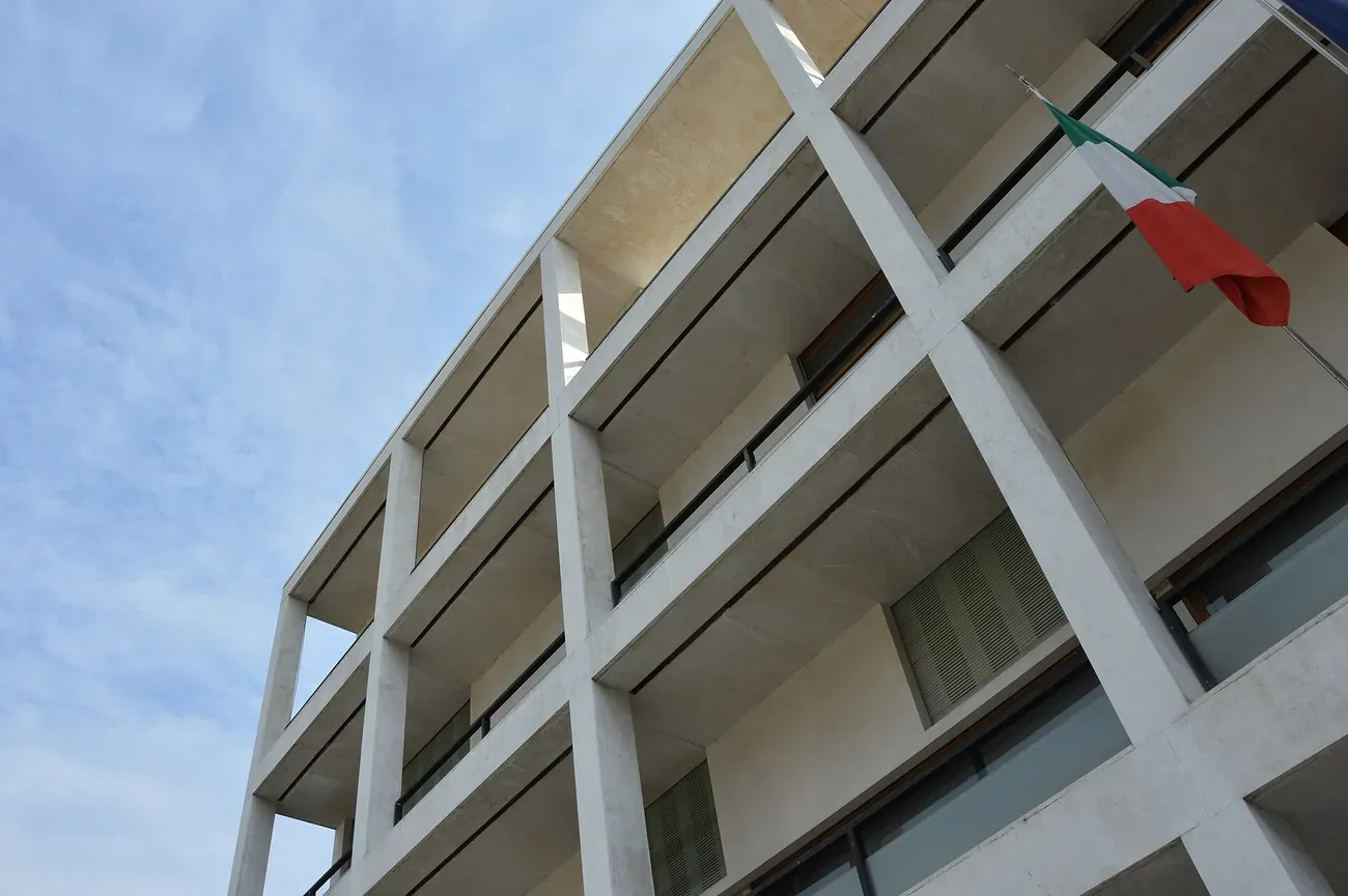 Low-angle detail of the concrete grid facade of the Casa del Fascio in Como