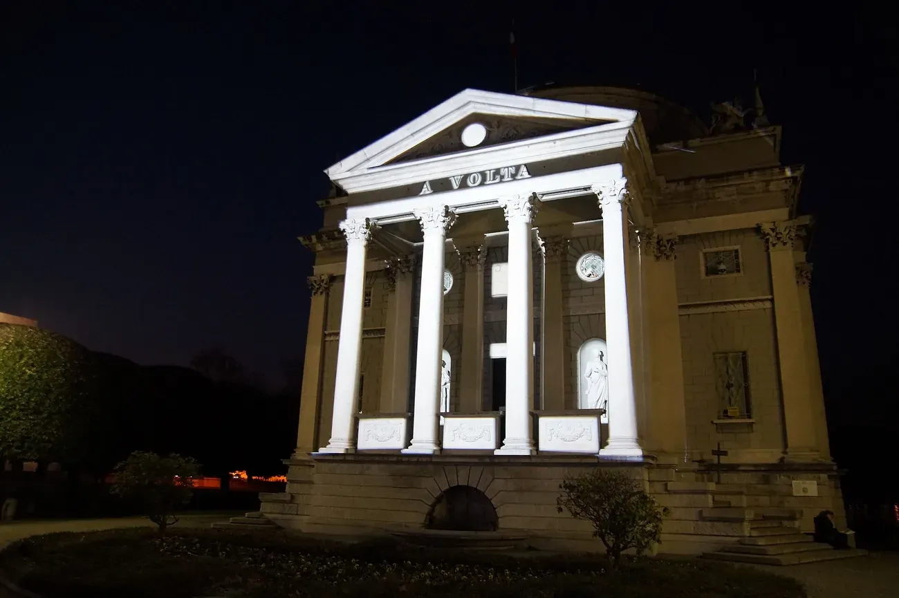 The columned portico of the Tempio Voltiano in Como lit up at night