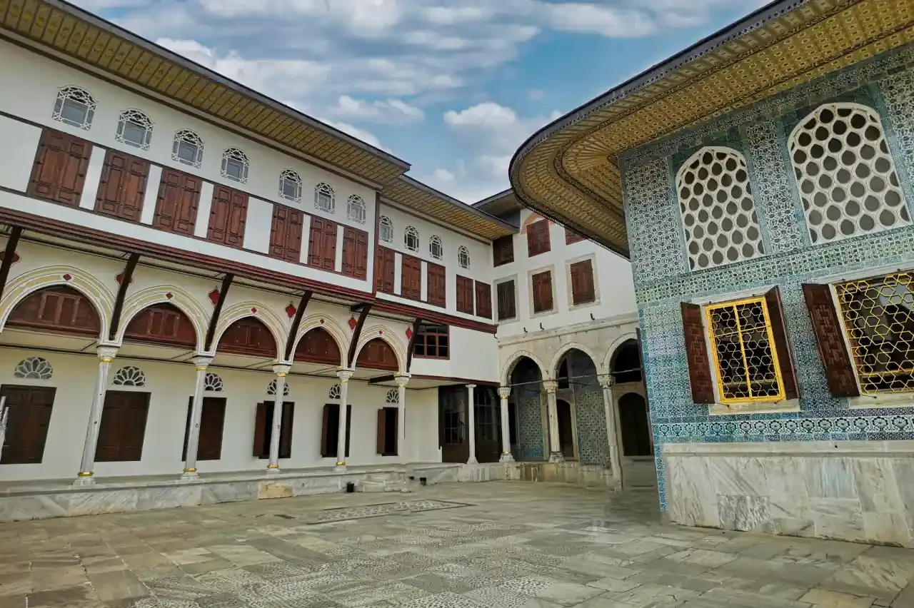 Courtyard of the Favorites
