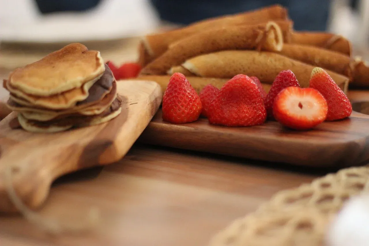 Rolled crepes served with fresh strawberries