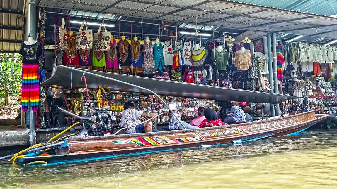 Boats crowding the canal at Damnoen Saduak floating market, Ratchaburi