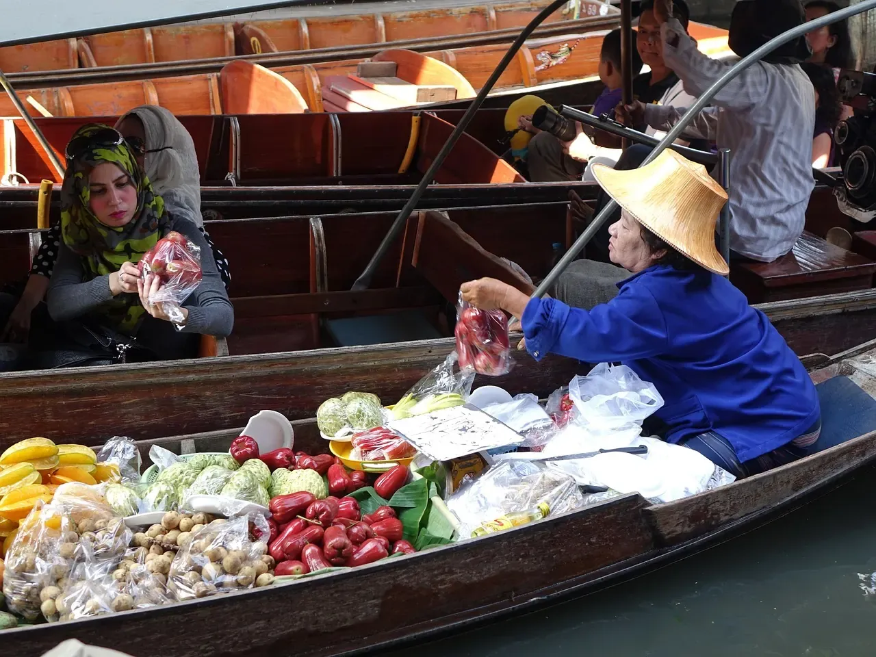 Vendors selling fruit from boats at Damnoen Saduak floating market