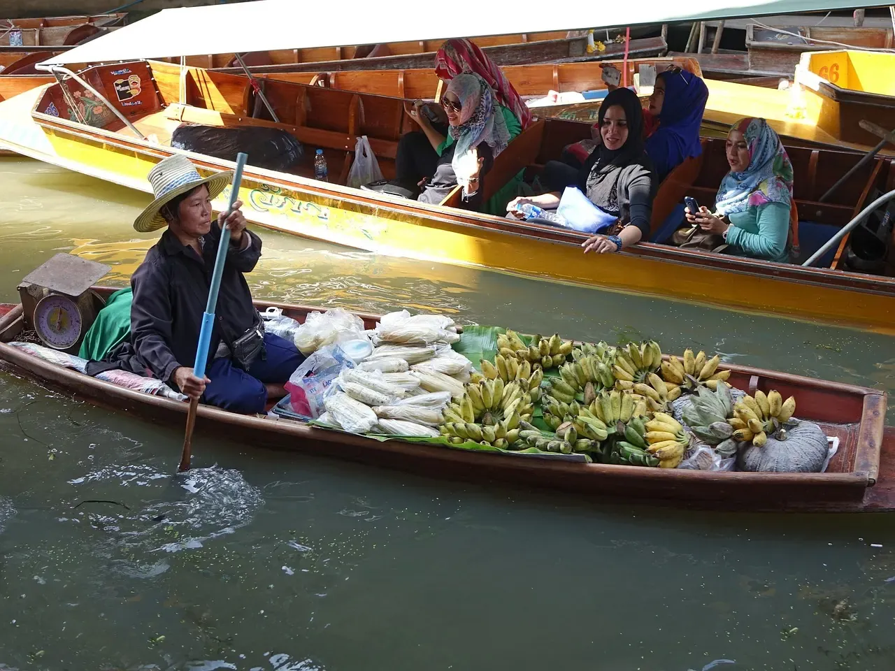 A paddled sampan loaded with produce at Damnoen Saduak floating market