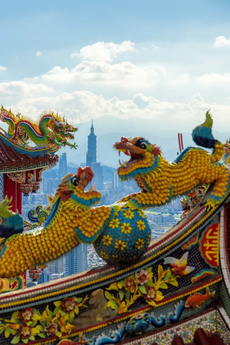 A colourful dragon roof sculpture with Taipei 101 in the background