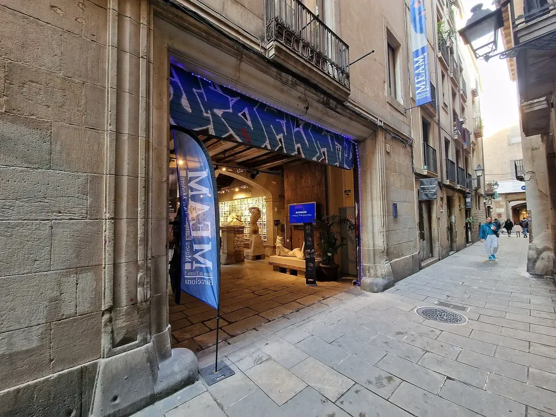 Entrance of the MEAM museum on Carrer Barra de Ferro, Barcelona