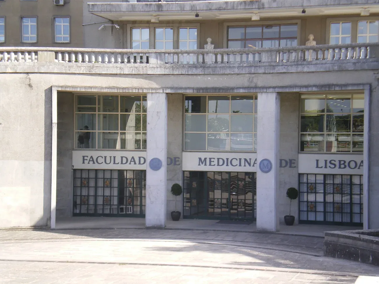 The entrance facade of the Faculdade de Medicina da Universidade de Lisboa, which holds the preserved head of Diogo Alves