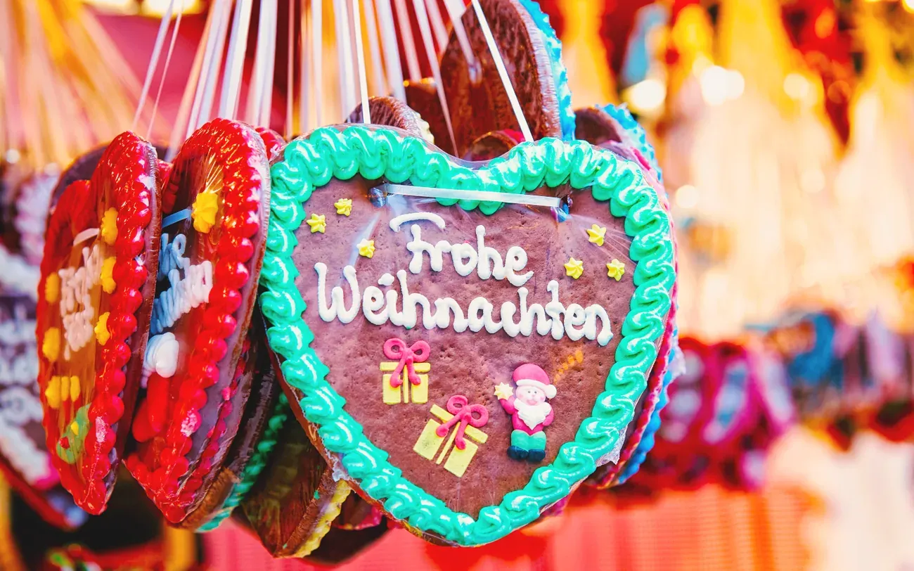 Gingerbread hearts reading Frohe Weihnachten at the Gendarmenmarkt Christmas market in Berlin