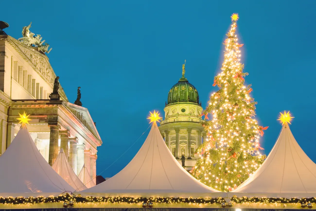 Market tents, Christmas tree and the Konzerthaus at the Gendarmenmarkt Christmas market at night