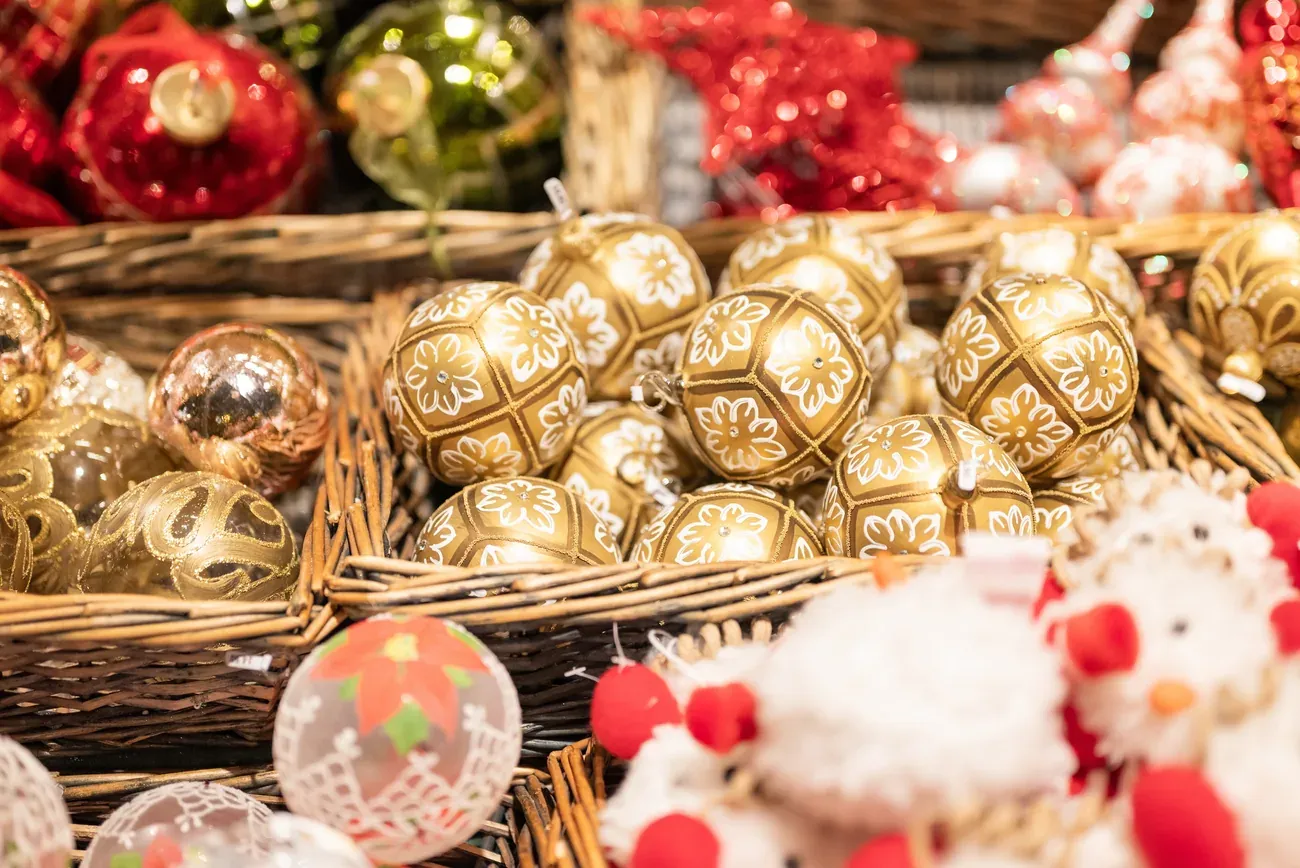 Handmade Christmas baubles in wicker baskets at a market stall in Vienna