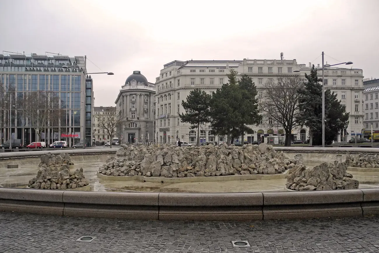 The Hochstrahlbrunnen fountain on Schwarzenbergplatz in winter, Vienna