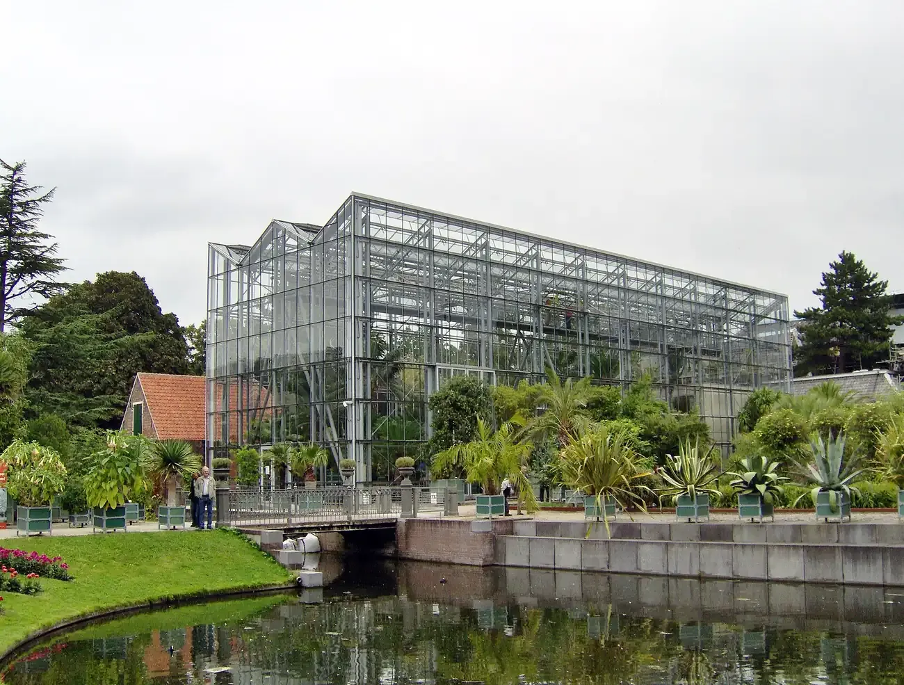 The glasshouse and water garden of the Hortus botanicus in Leiden