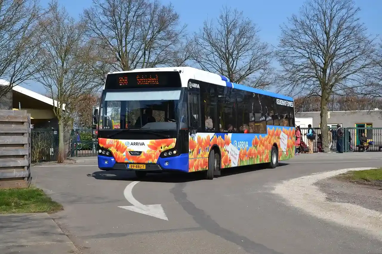 How to get to Keukenhof by bus