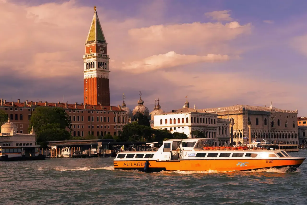 How to get to the Doge's Palace from the airport