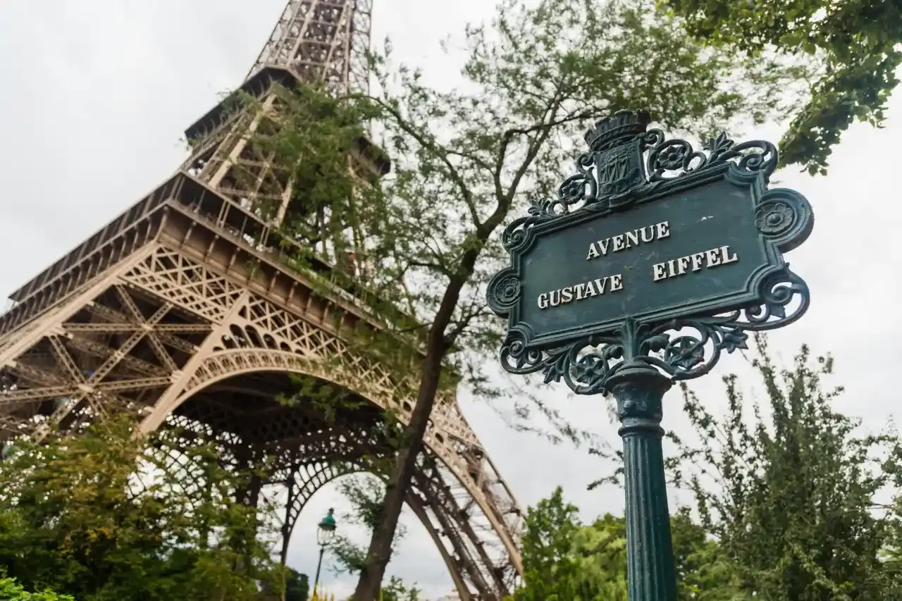 How to get to the Eiffel Tower