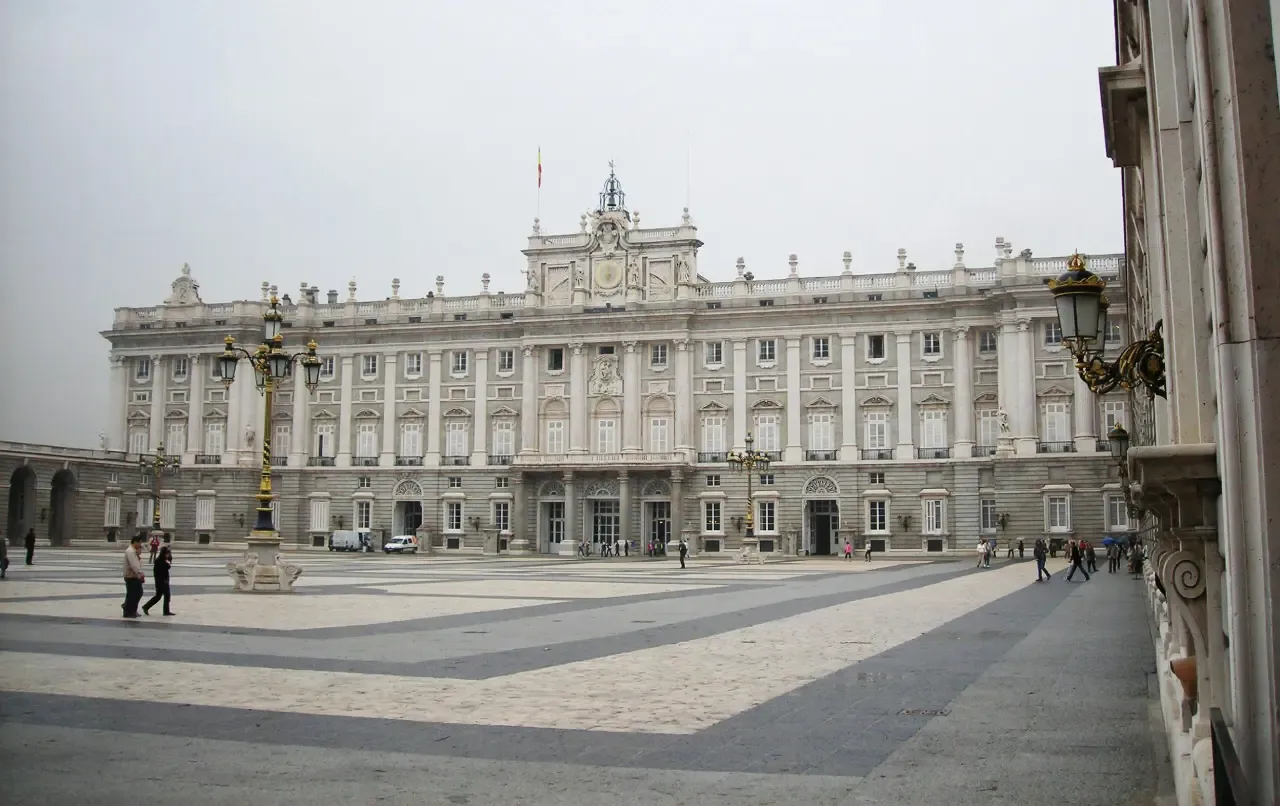 How to get to the Royal Palace on foot