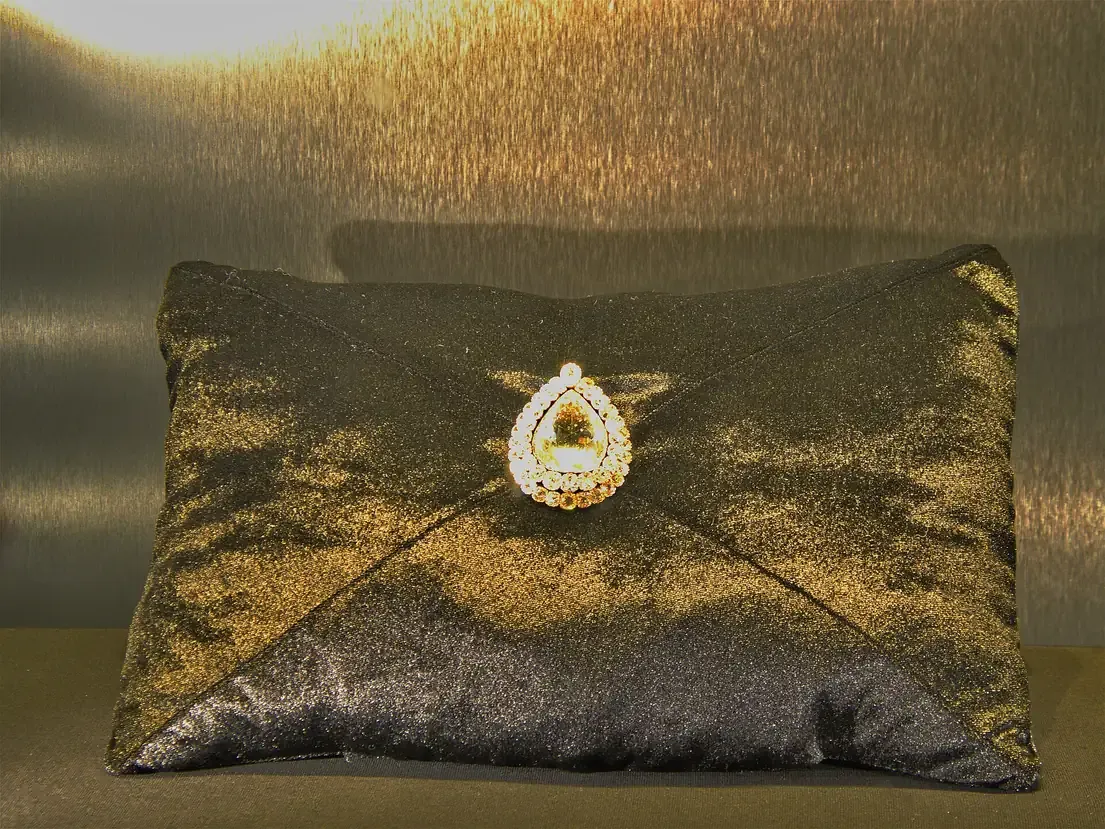 The Spoonmaker's Diamond set in its pear-shaped ring of smaller stones, displayed on a cushion in the Topkapi Palace treasury
