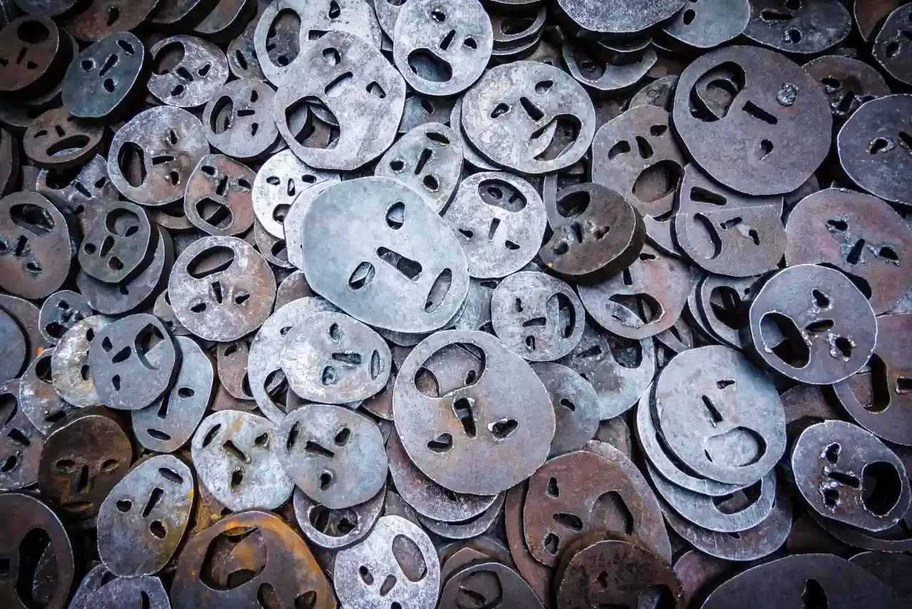 Close-up of the metal faces in Kadishman's "Shalechet"