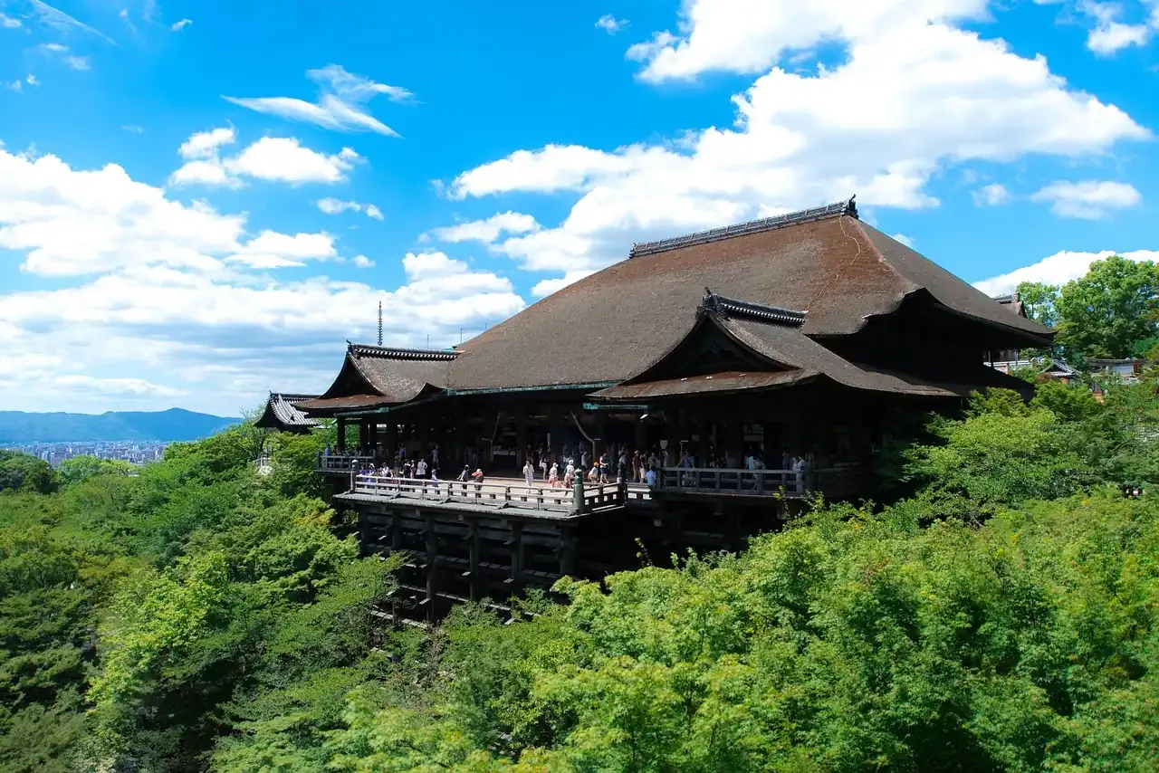 The main hall of Kiyomizu-dera standing above the treetops in Kyoto