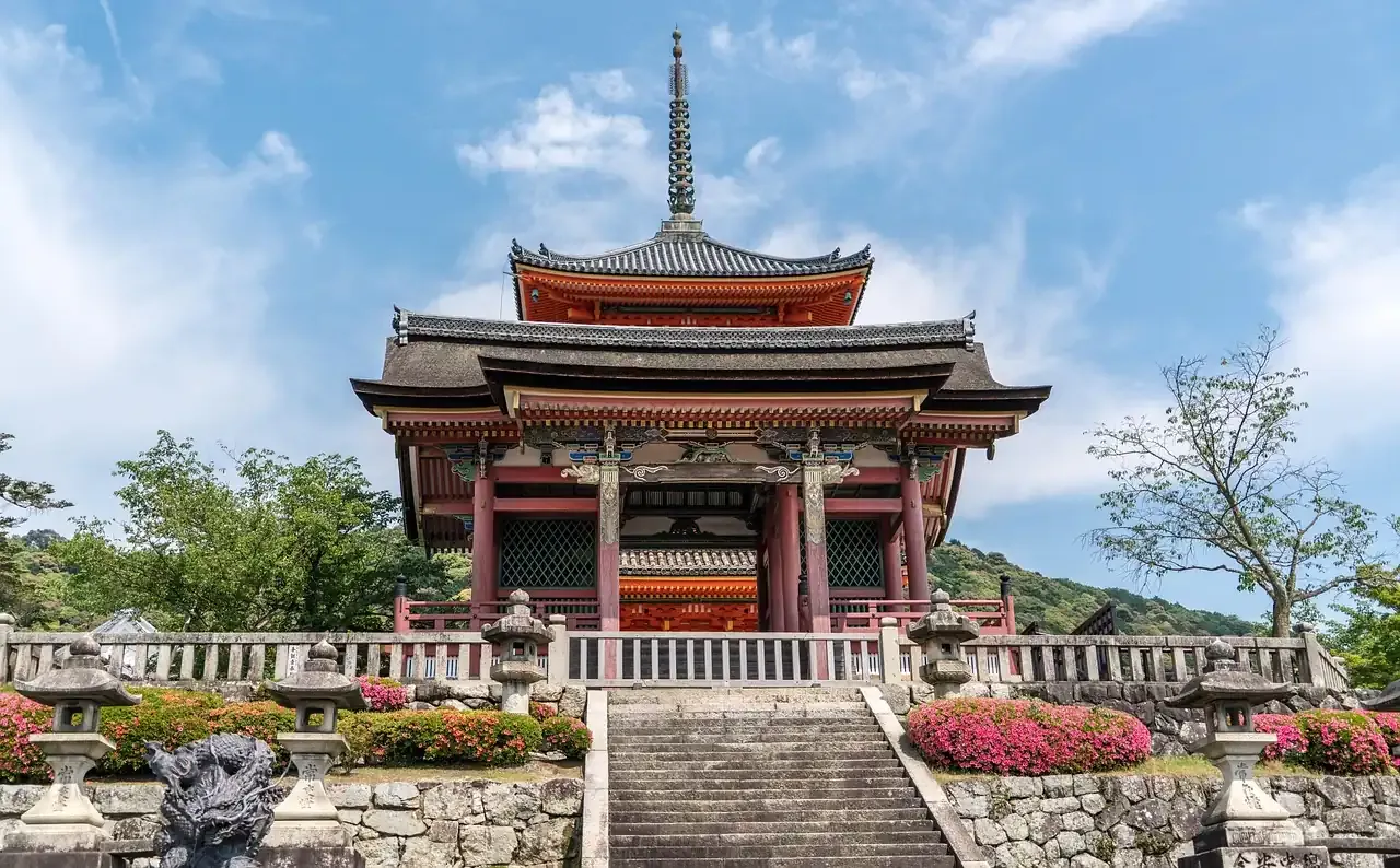 The Nio-mon gate and three-storey pagoda at the entrance to Kiyomizu-dera in Kyoto