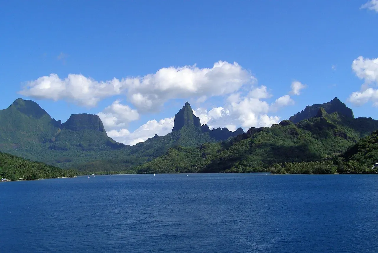 The jagged volcanic peaks of Moorea above the bay, French Polynesia