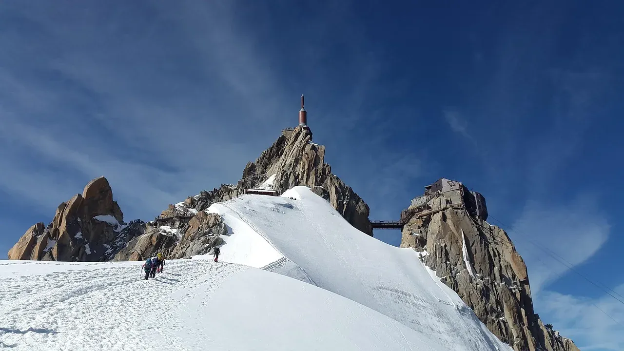 Mountaineers on the snow ridge below the Aiguille du Midi above Chamonix