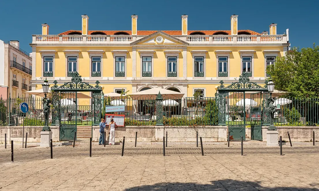 The yellow palacete housing the Museu da Farmacia behind its iron gates on Rua Marechal Saldanha in Lisbon