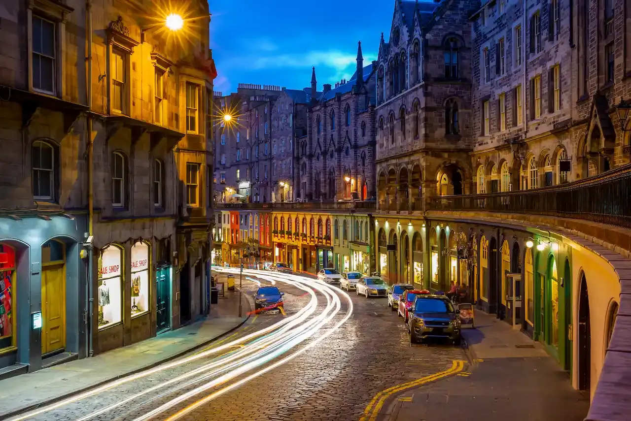 Night view of Victoria Street in Edinburgh