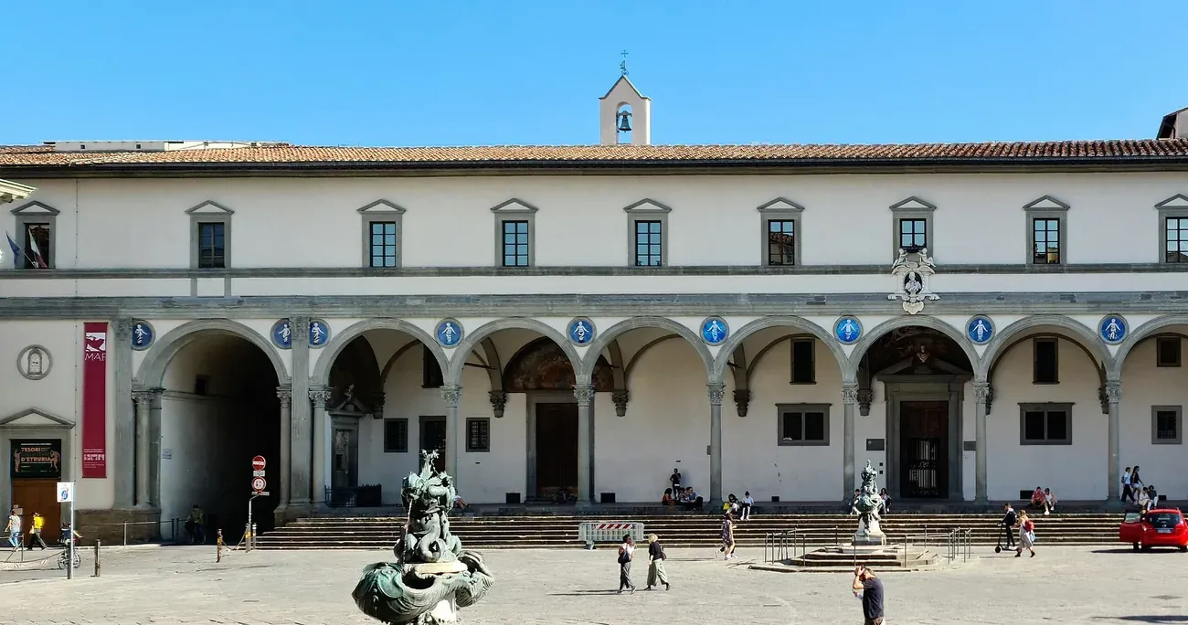 Brunelleschi's arcaded loggia of the Ospedale degli Innocenti with the blue Della Robbia roundels, Piazza della Santissima Annunziata, Florence