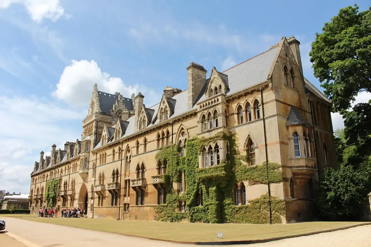 Honey-coloured college buildings in the university city of Oxford