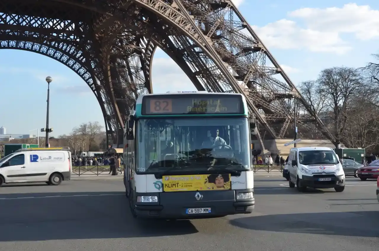 Paris Line 82 Bus