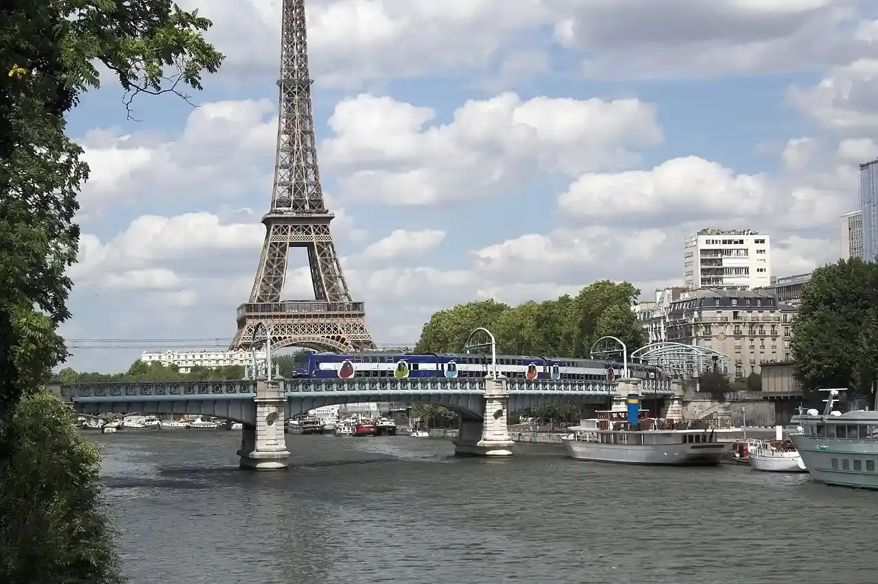 Paris RER C train