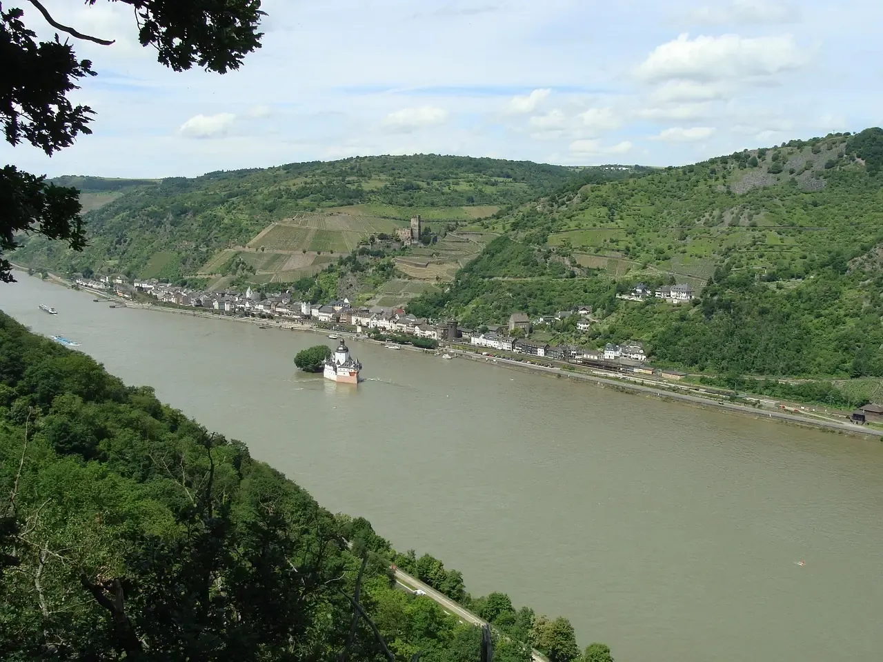 The Pfalzgrafenstein toll castle on its island and Burg Gutenfels above Kaub