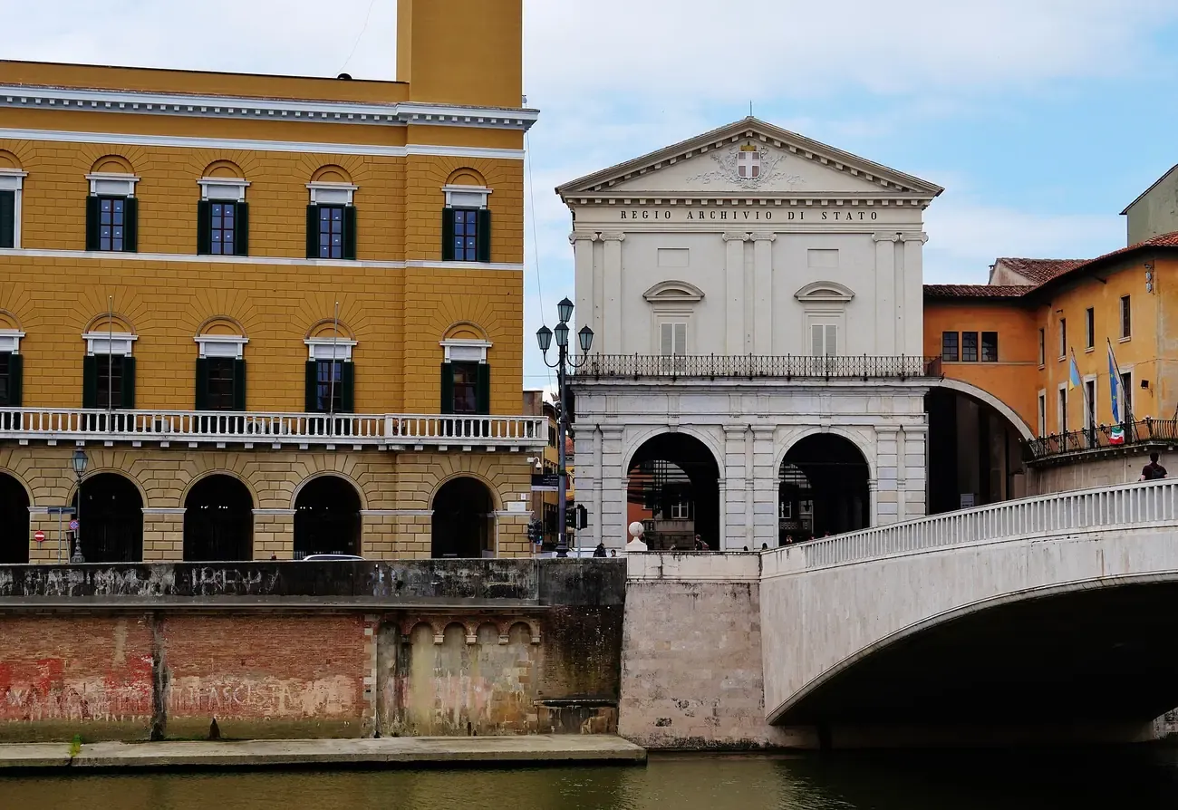The Logge di Banchi seen from the Ponte di Mezzo over the Arno in Pisa