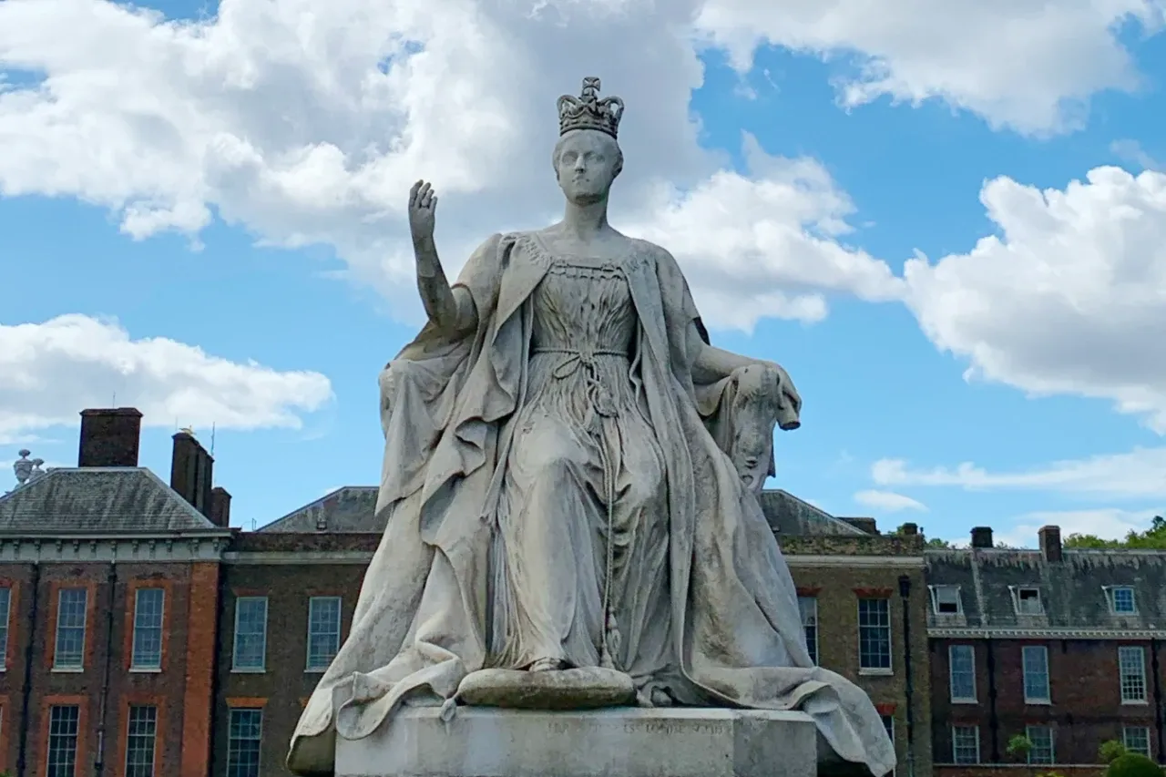 Queen Victoria marble statue