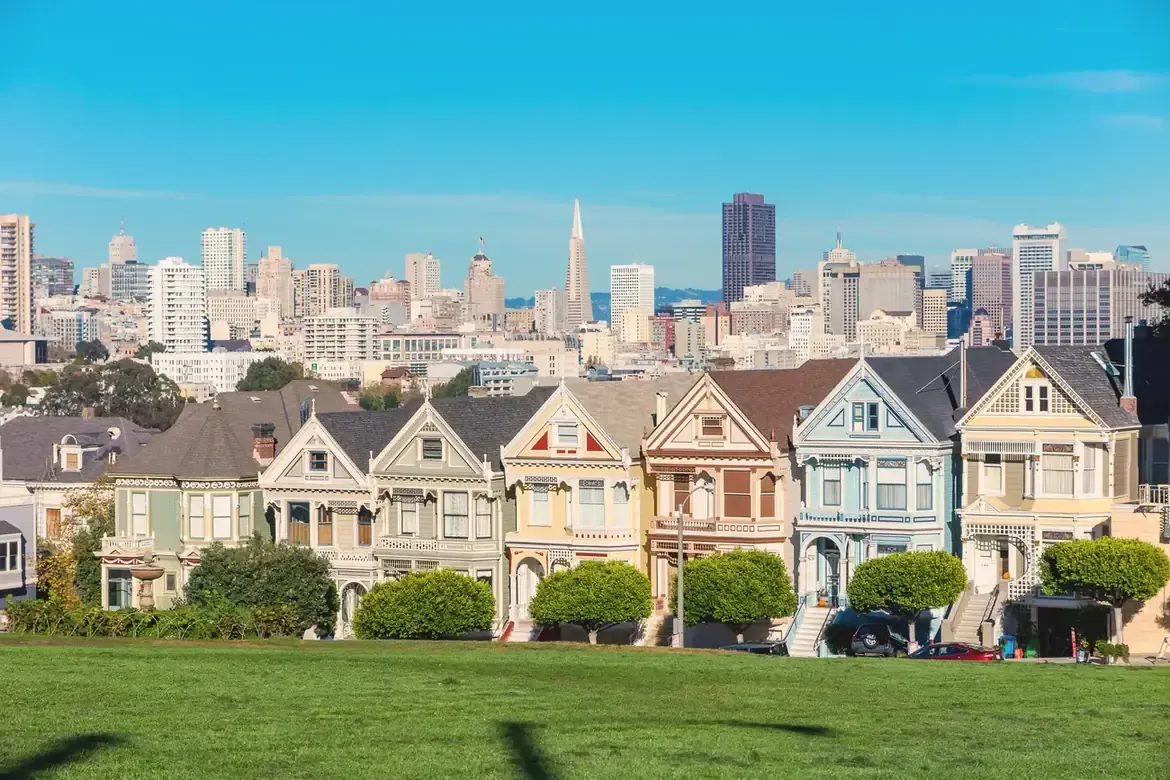 The Painted Ladies Victorian houses at Alamo Square with the San Francisco skyline behind