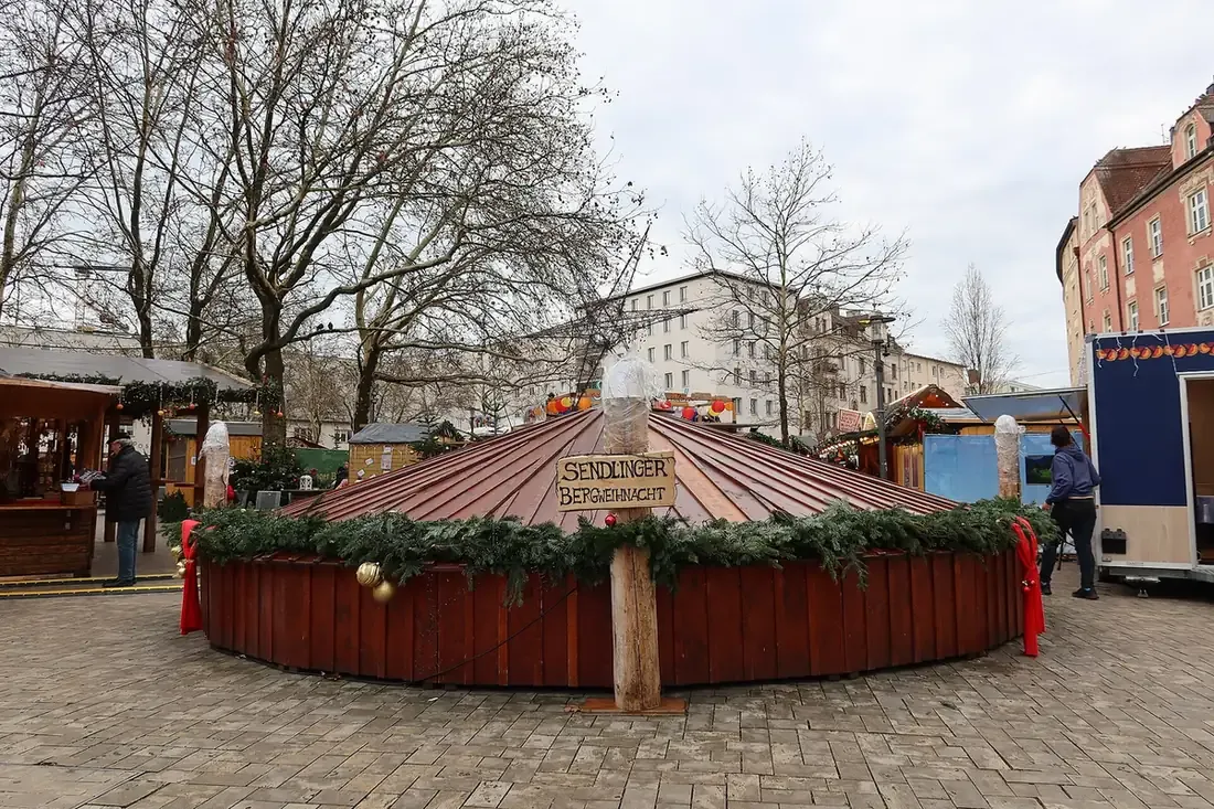 The fountain at Harras dressed with greenery during the Sendlinger Bergweihnacht, Munich