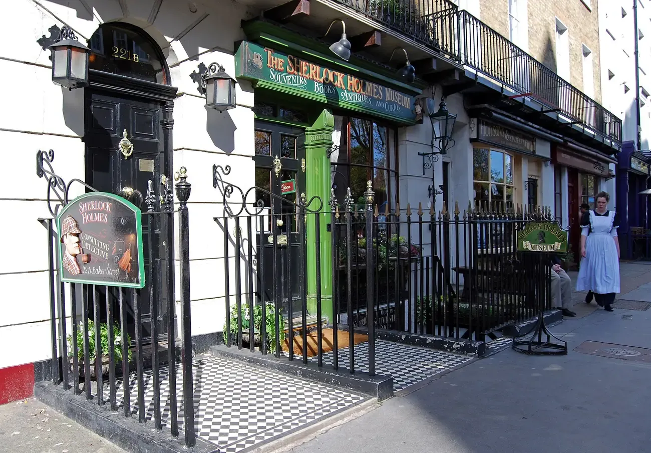The green shopfront and 221b doorway of the Sherlock Holmes Museum on Baker Street in London