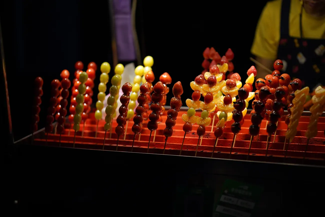 A tanghulu candied-fruit vendor at Shilin Night Market, Taipei