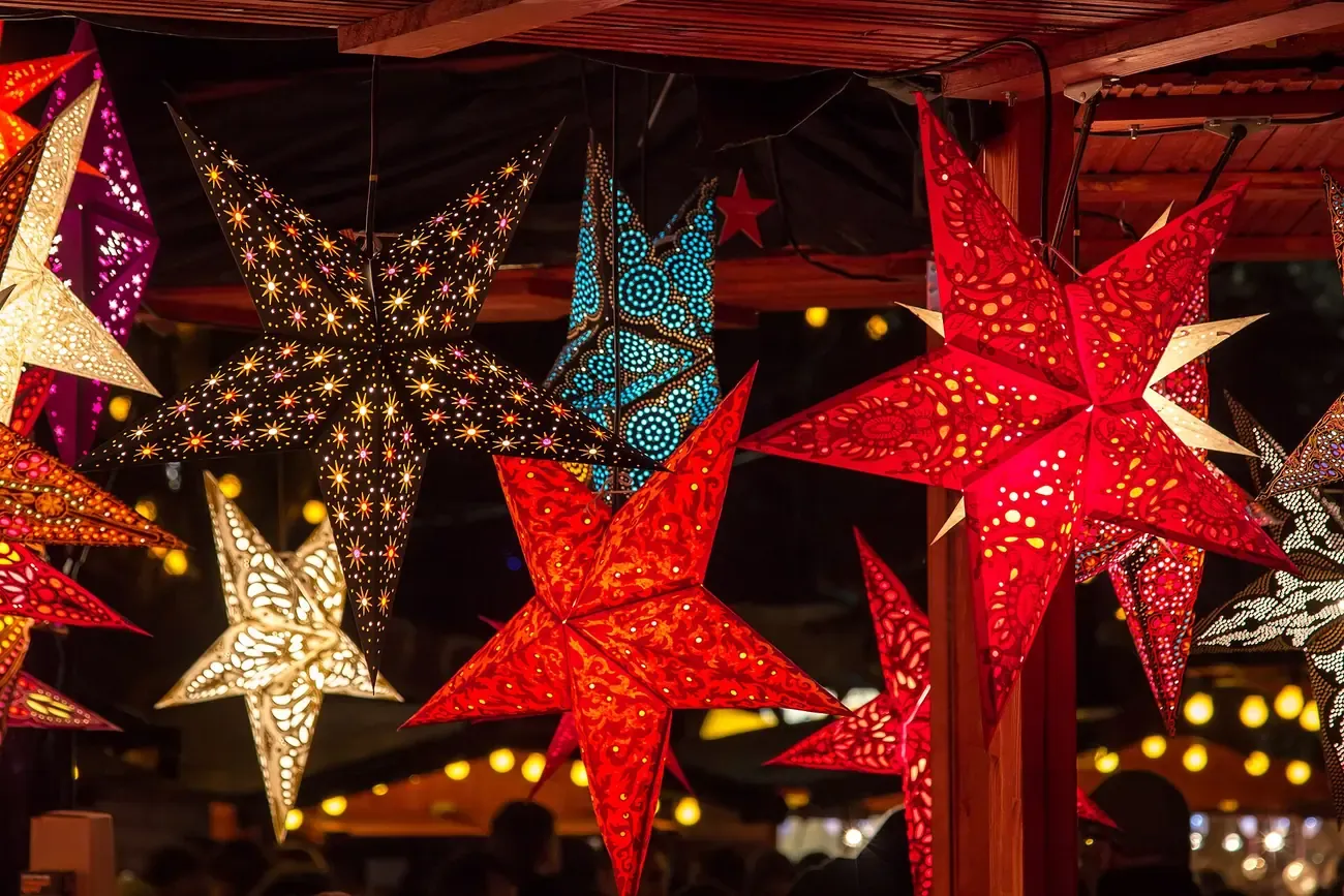 Paper star lanterns at a stall of the Christmas market in the Stadtgarten, Cologne